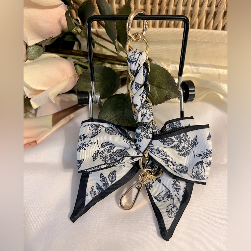 SILKY SCARF BOW EXTENSION CHAIN NWOT